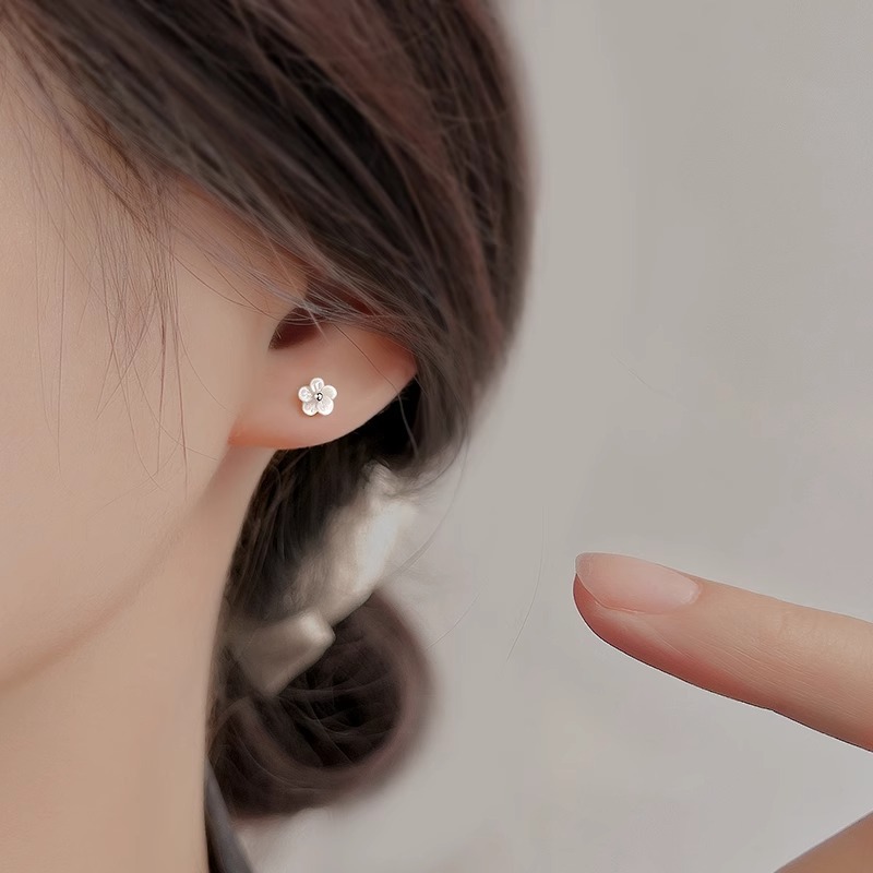铜合金耳饰 清新简约小白花耳钉百搭叠戴日常温柔花卉耳饰E1060