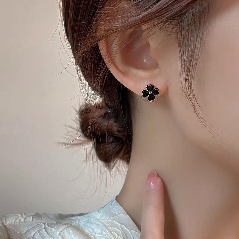 铜合金耳饰 A黑色四叶花耳钉轻奢高级感新款爆款小巧精致耳钉E840