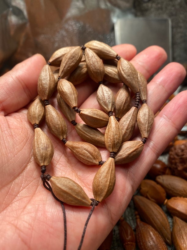 苏工核雕天然原皮，铁核柳叶脖挂，核色红润，市场少见，稀有尺寸1。0