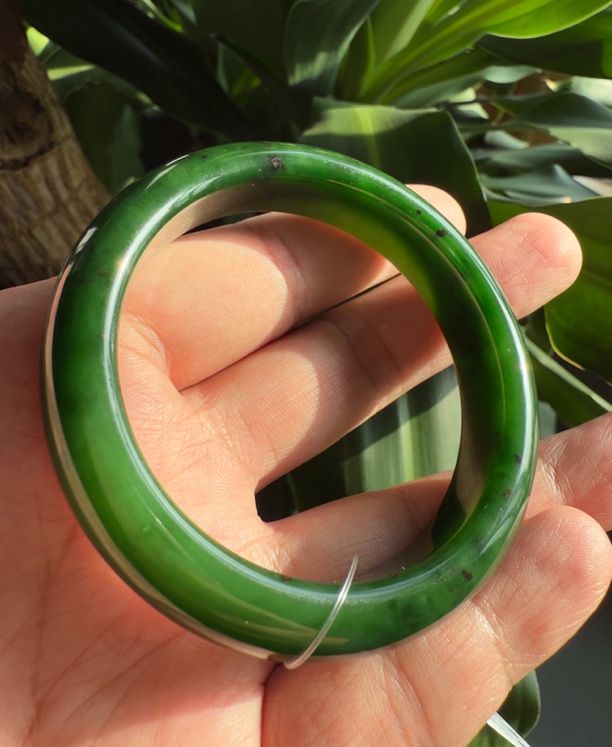 和田玉碧玉红皮菠菜绿手镯54.5圈口52.32克