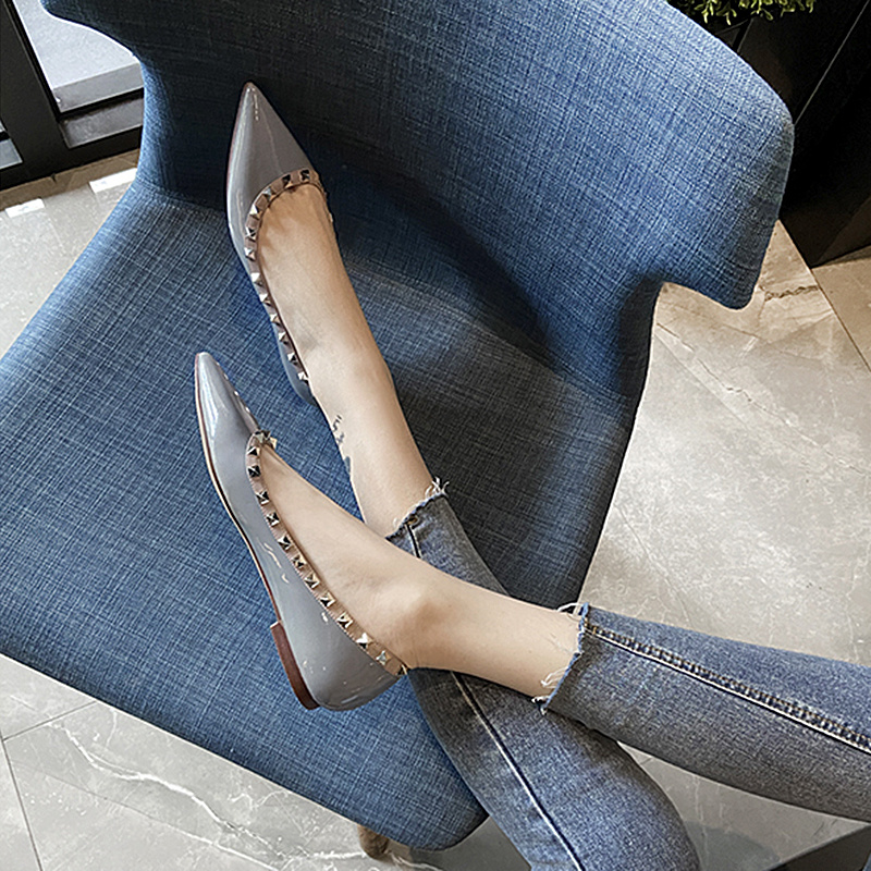 8847春季新款铆钉平底单鞋女尖头浅口百搭