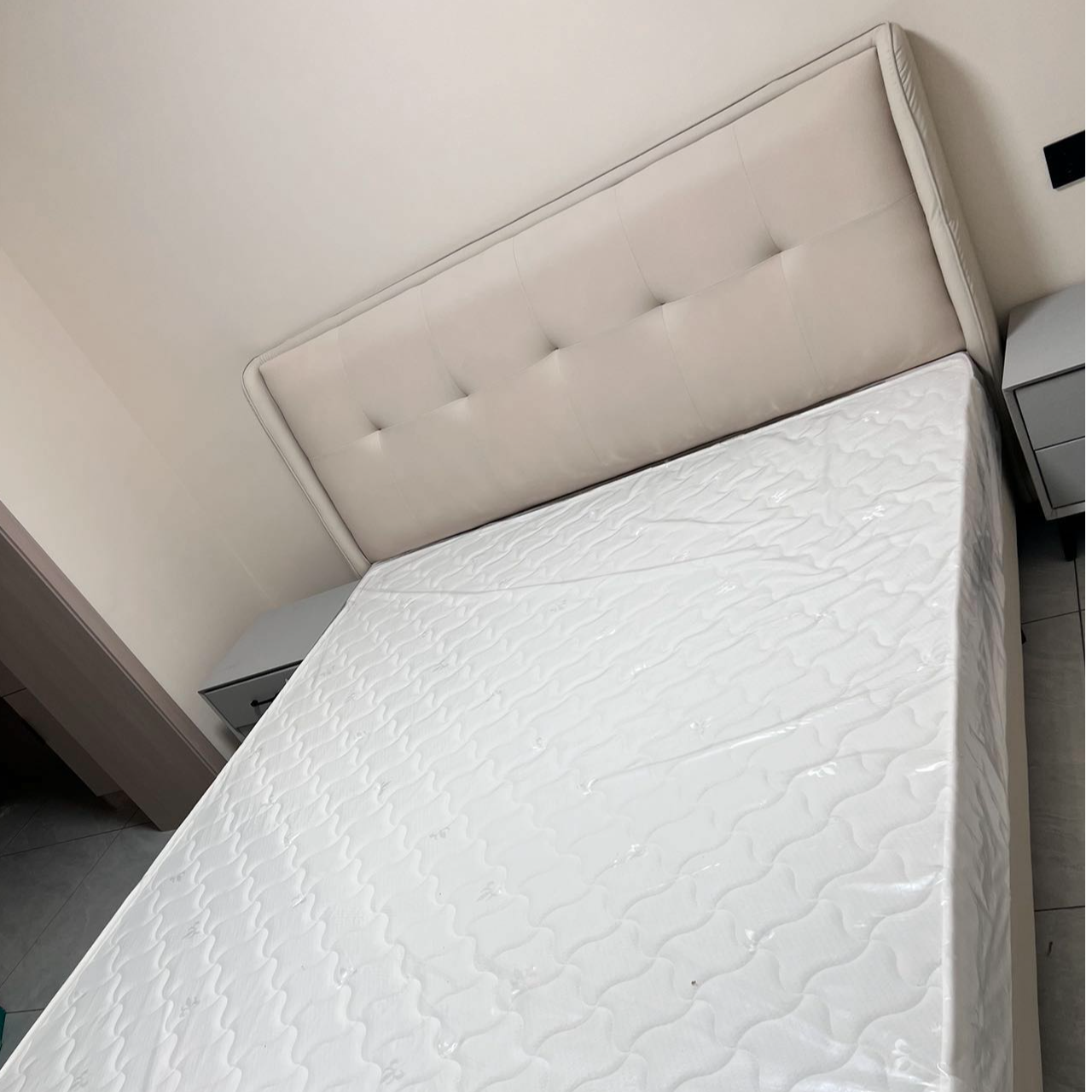 新疆包邮猫抓皮软包床白色