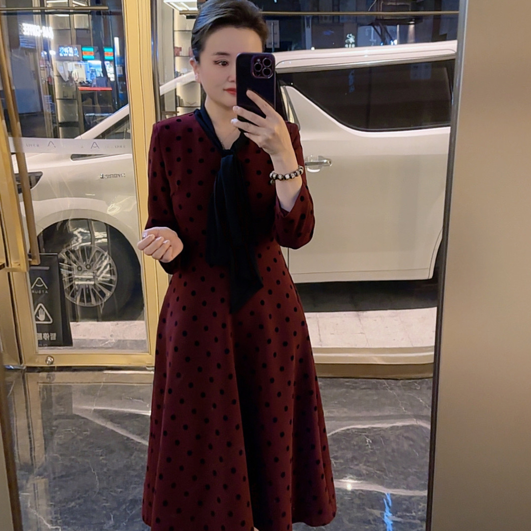 唯伊公馆秋冬新款法式波点撞色领带女装气质修身A字连衣裙98515