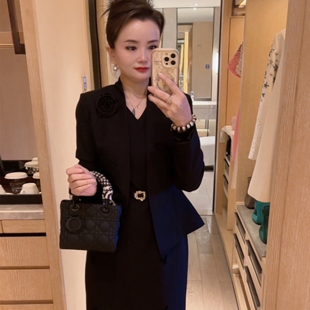 唯伊公馆春季女装新款蝴蝶刺绣百搭胸花轻奢通勤范短外套98486