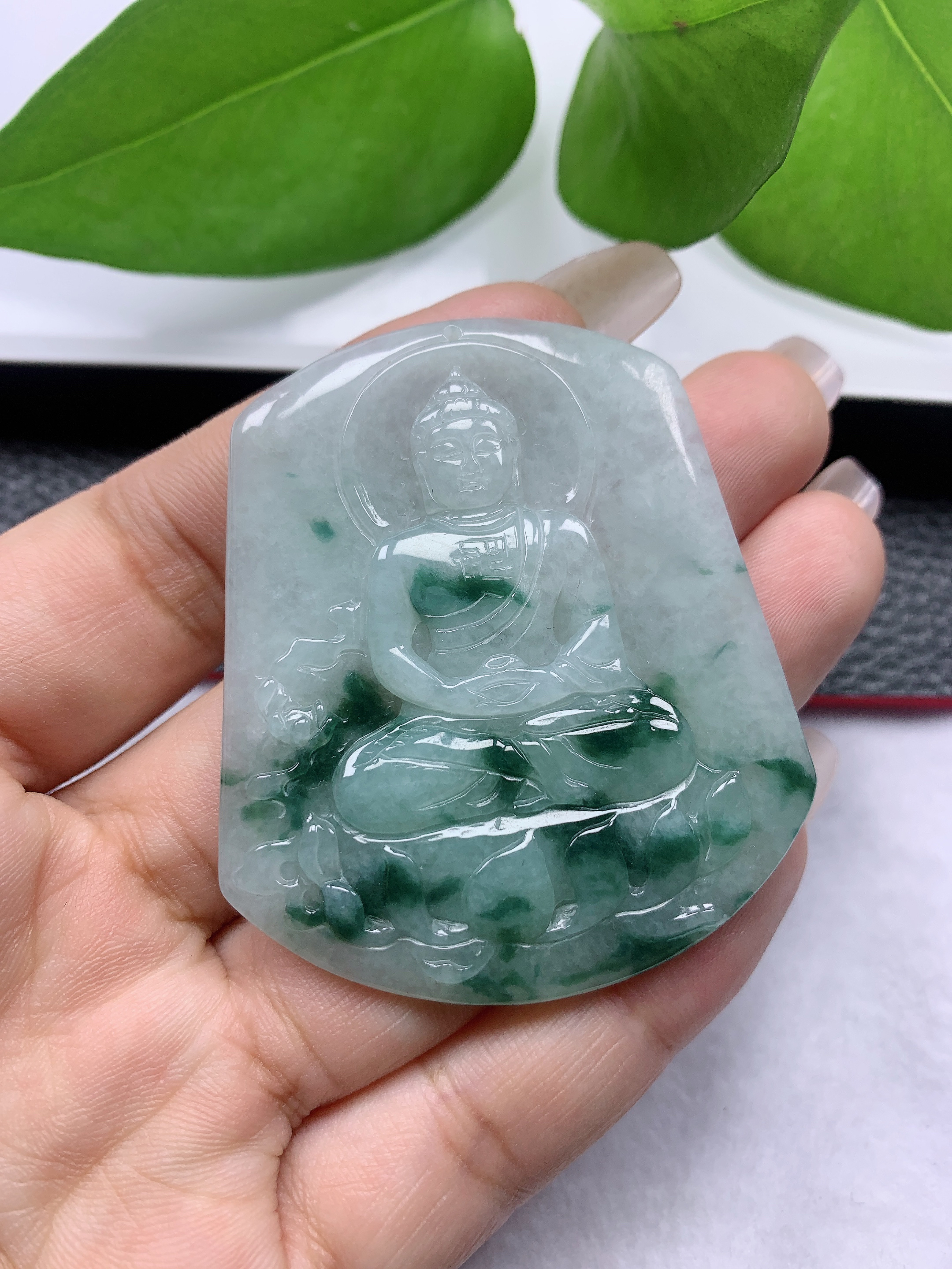 天然翡翠A货冰润细腻飘花大日如来吊坠俏色飘绿