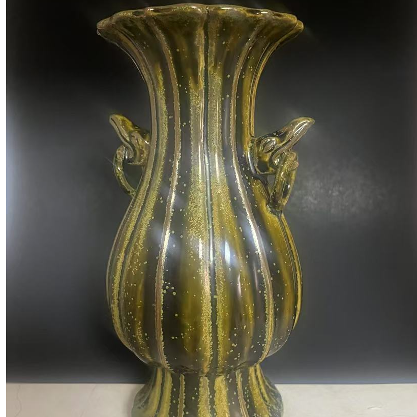 越窑秘色双耳花瓶