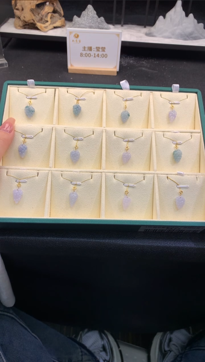 【闪购商品】翡翠吊坠(赠链)18K金镶嵌FA23葡萄挂件多样性发其一