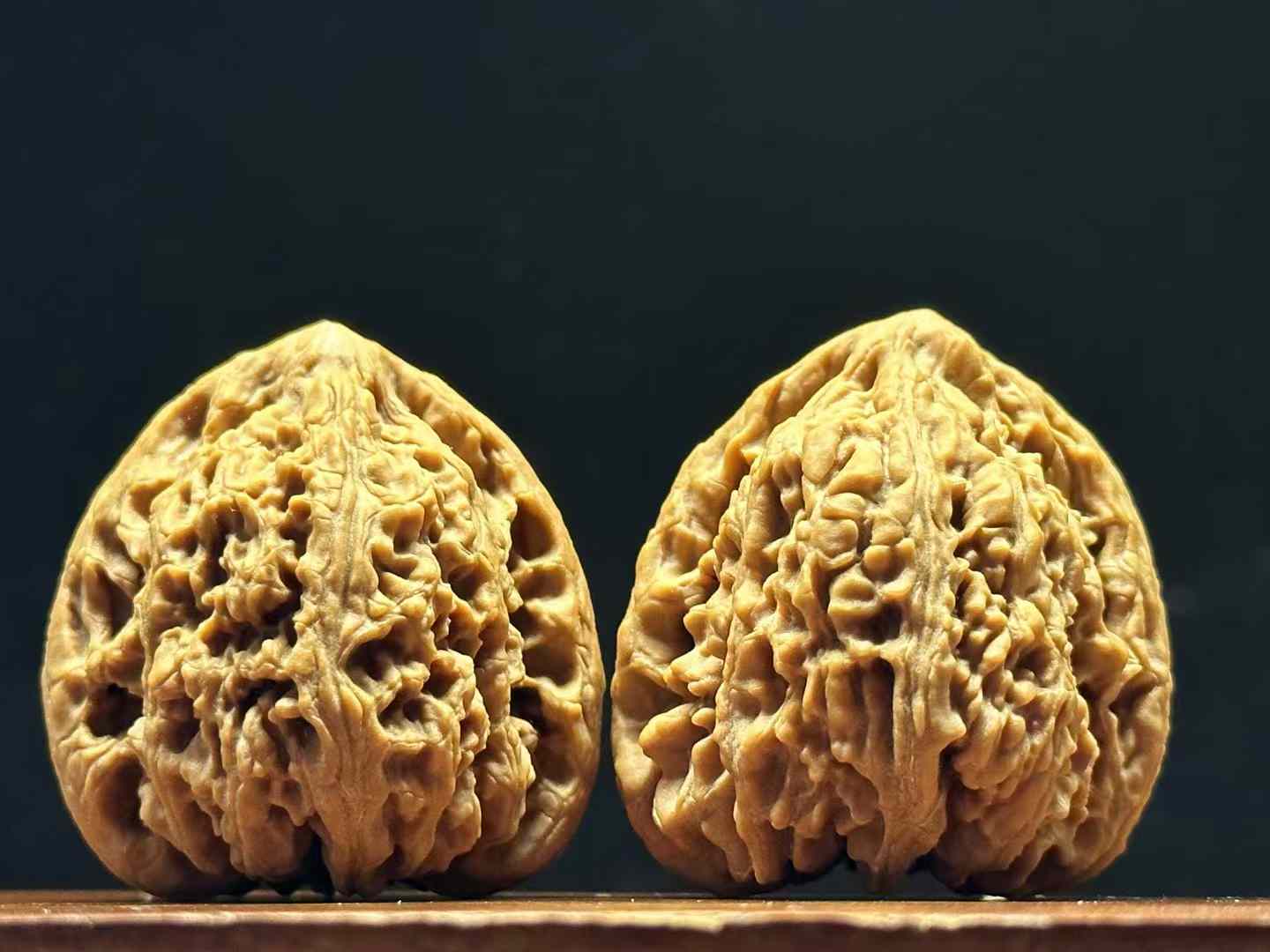 南疆石核桃2499号 深凹底 菱形肚脐  肚连尖 高炮 大留疤 宽38/38