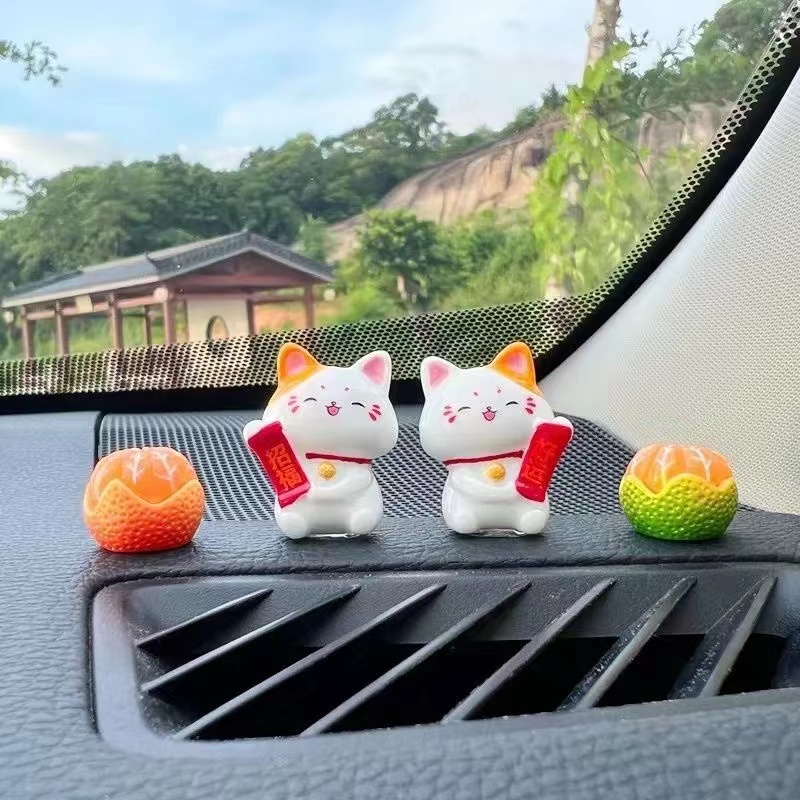 车载招财猫可爱摆件汽车电动车中控台装饰摆件饰品车内卡通小摆件