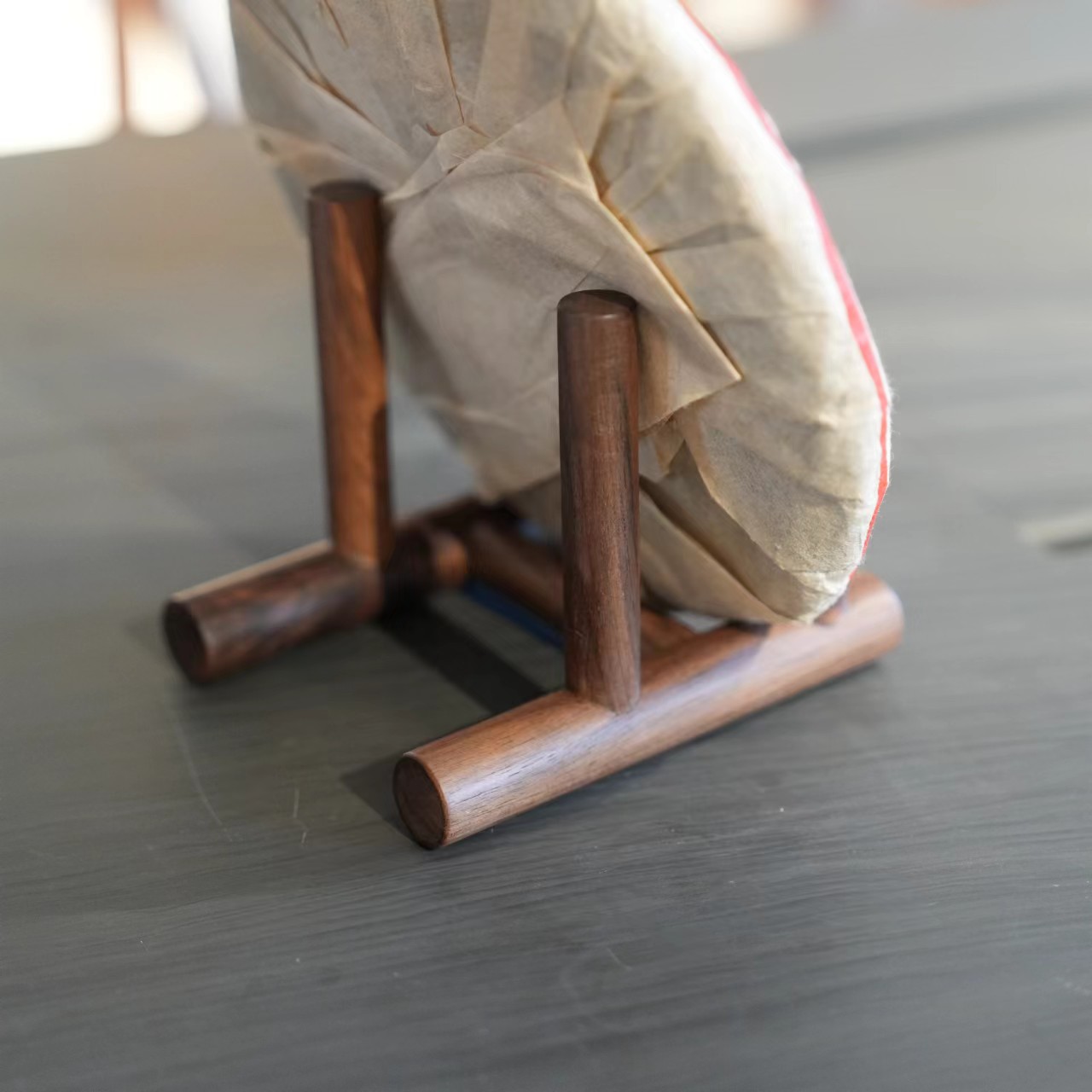 高端茶饼架普洱茶架子北美黑胡桃根部手工茶叶瓷盘架收纳展示架