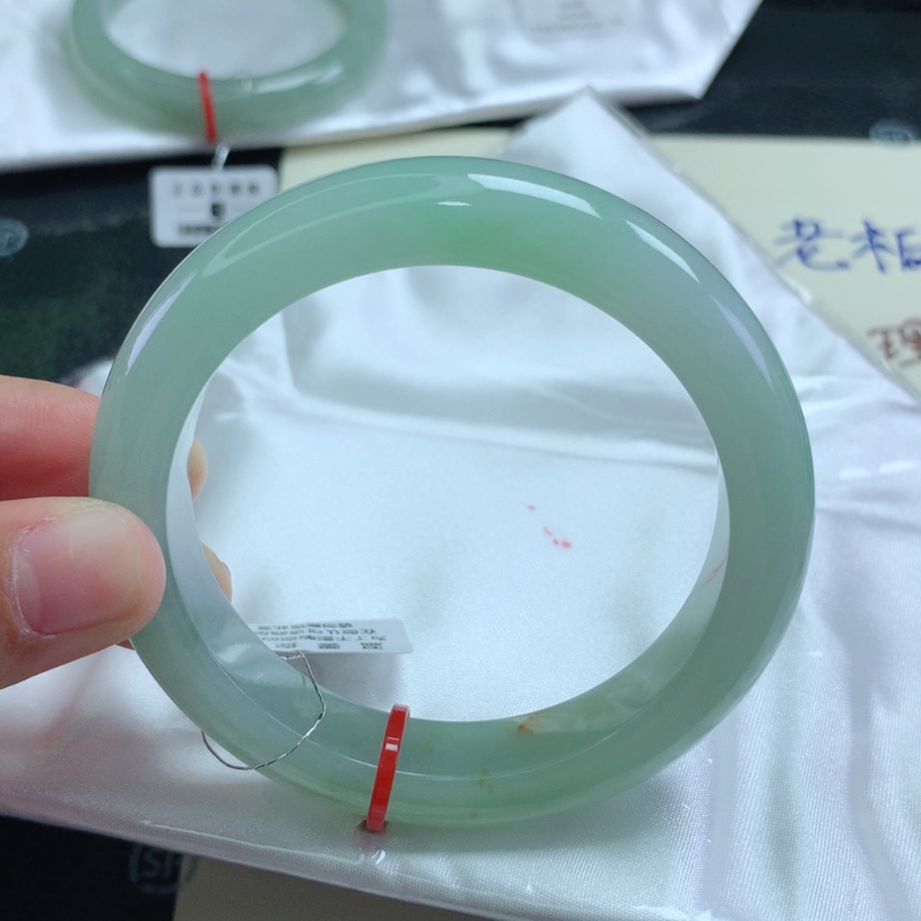 【闪购商品】翡翠手镯未镶嵌心**动