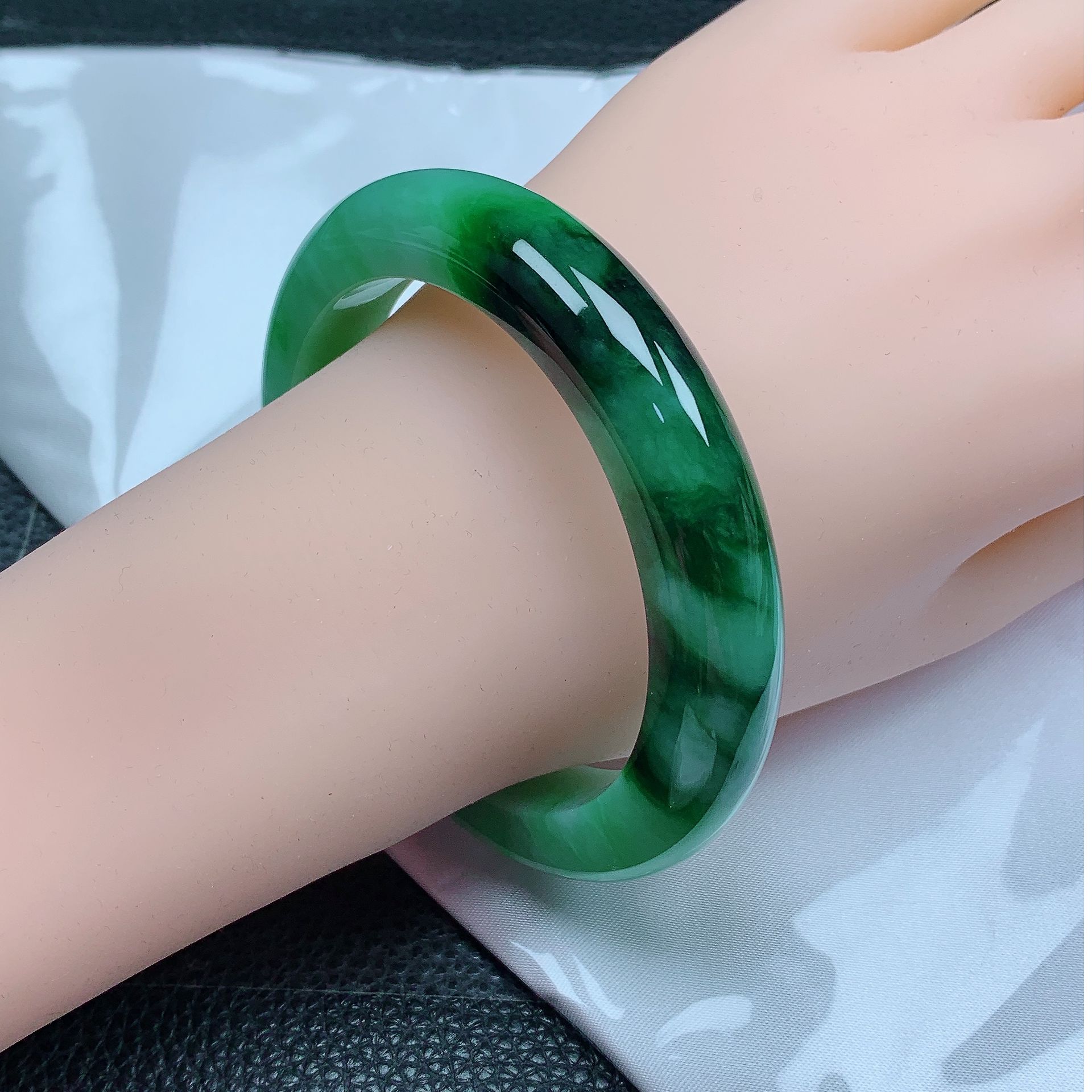 60圈大圈口满色绿底飘绿花 富贵大气妈妈款 纯天然A货翡翠