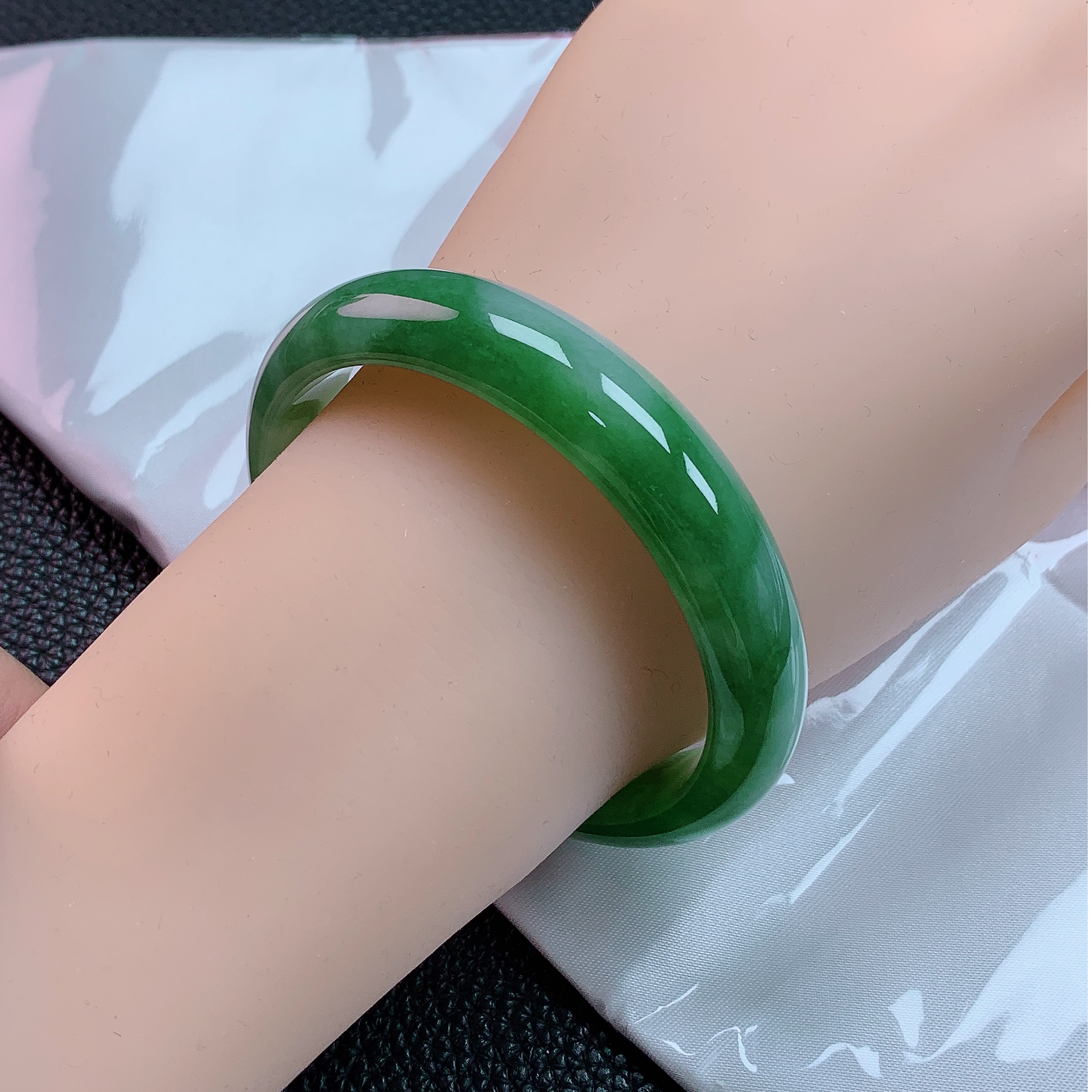 56贵妃(正圈53-54)辣阳绿渐变色 色好种老 纯天然A货翡翠