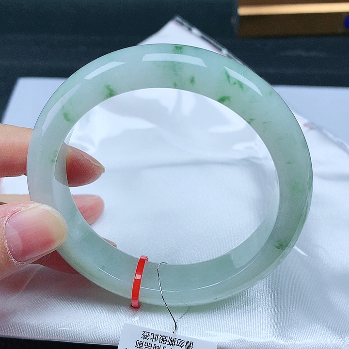 翡翠手镯未镶嵌54圈
