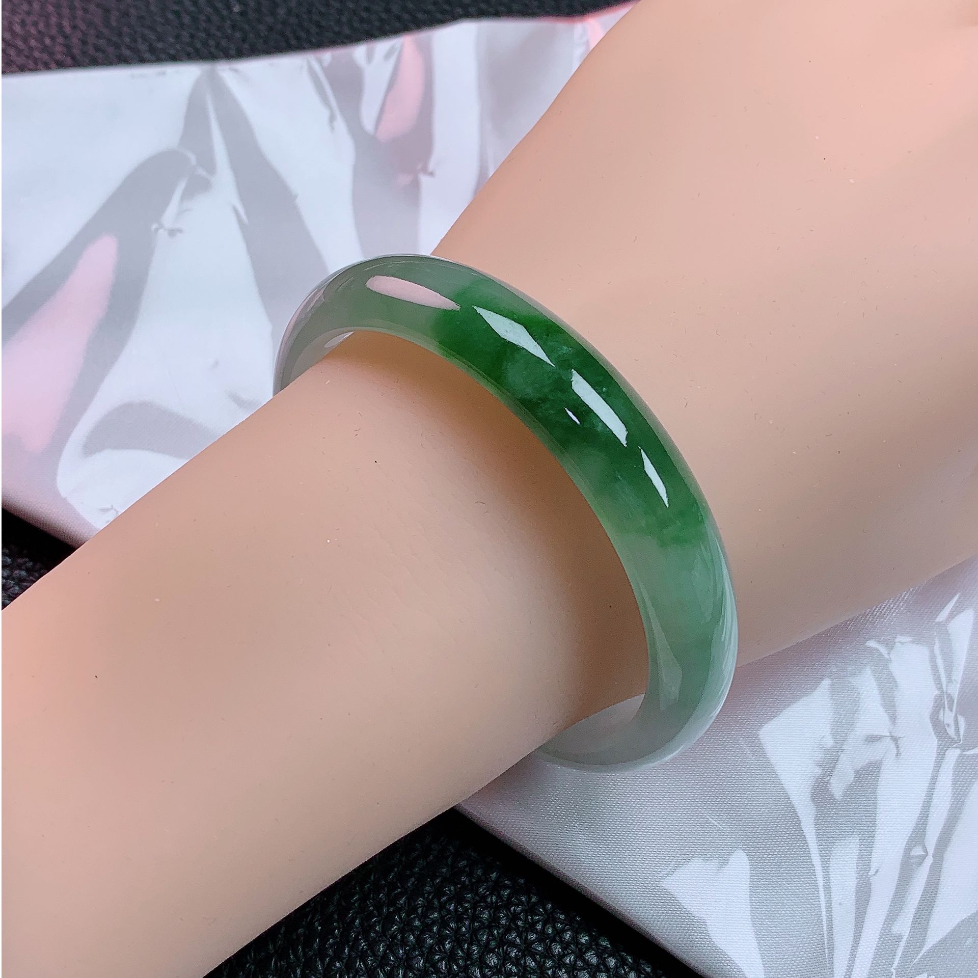 54贵妃圈(正圈52戴)高冰玻璃种飘绿花高冰高透高颜纯天然A货翡翠