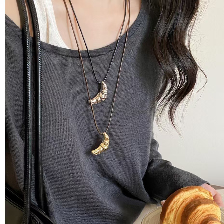 韩系极简牛角包黑皮绳项链文艺长款毛衣链配饰