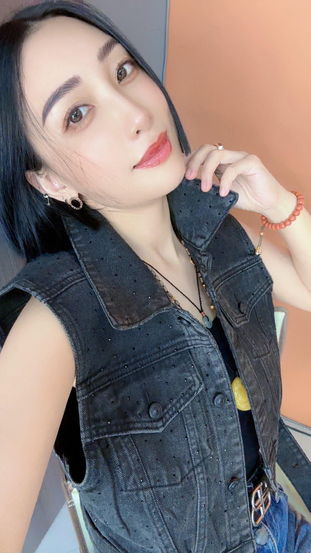 【多多推荐】早秋新款重工烫钻牛子马甲