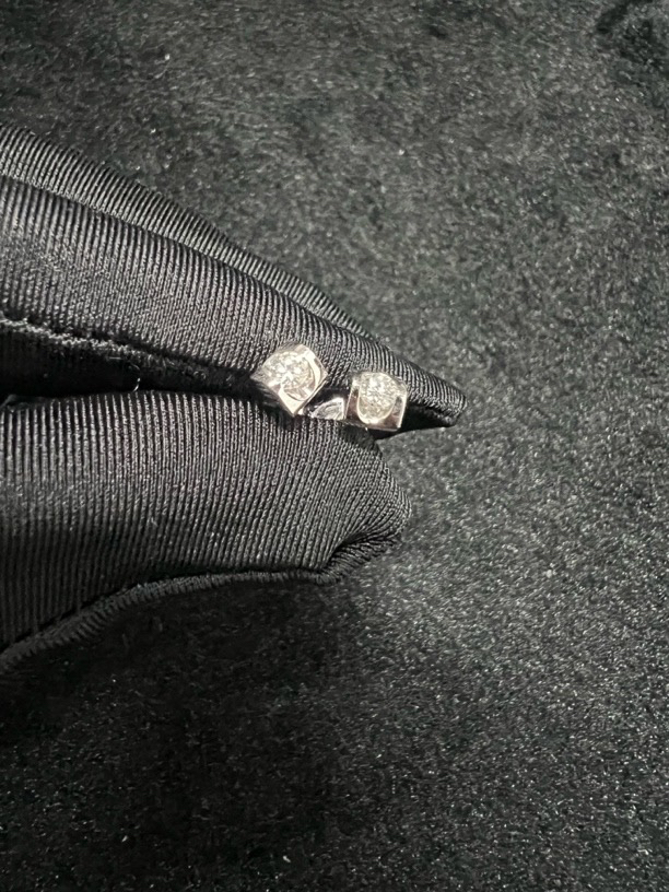 《莎莎甄选》18k金750钻石耳钉福利款