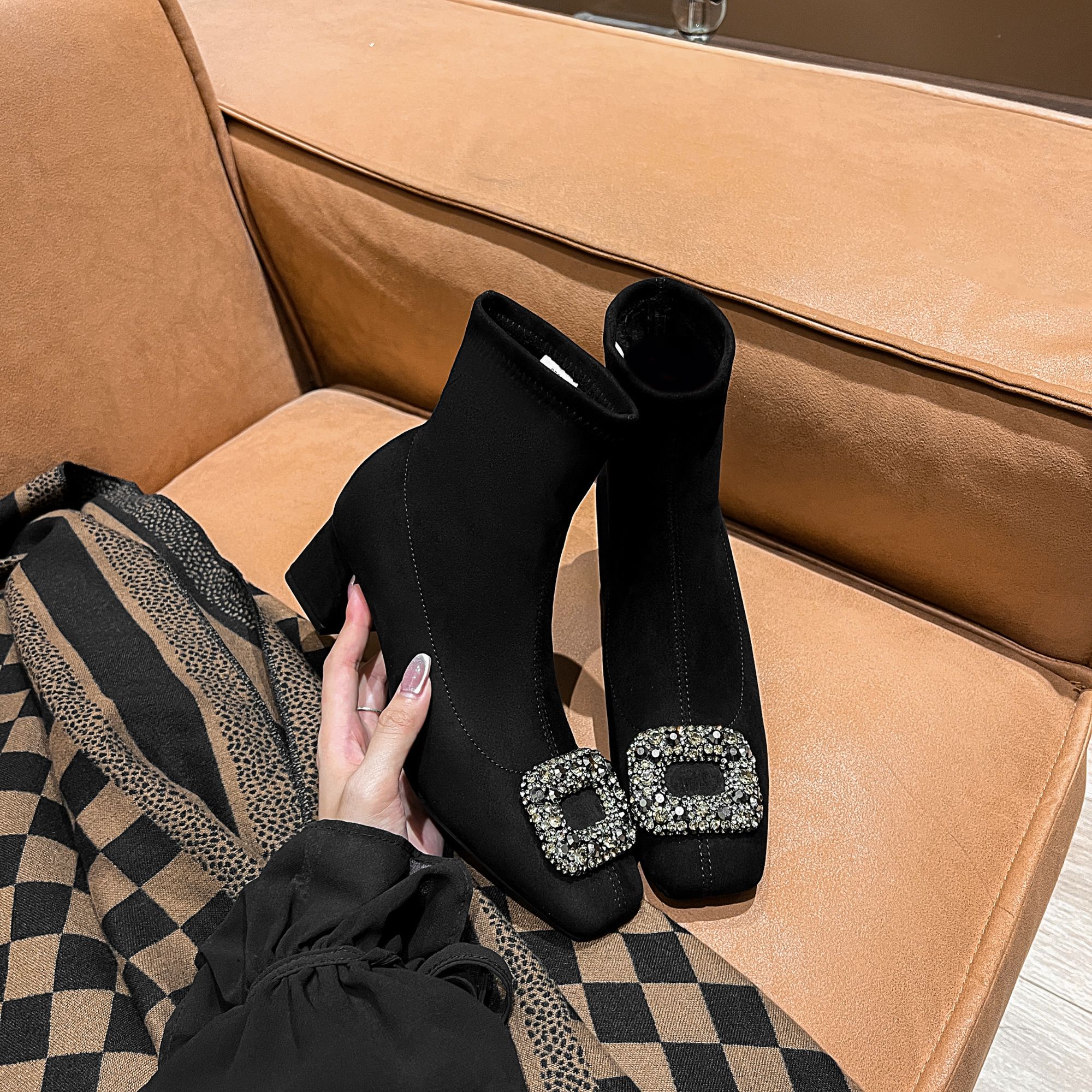 水钻方扣粗跟短靴女2025秋冬新款法式复古套筒高跟方头弹力瘦瘦靴