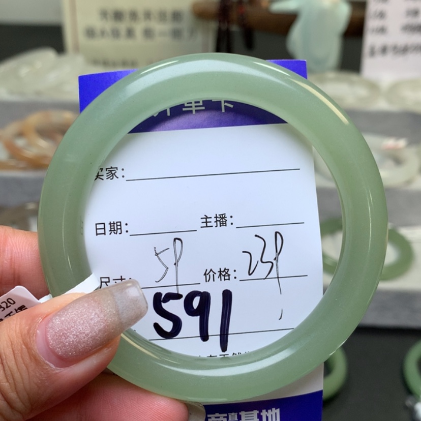 【闪购商品】石英质玉手镯未镶嵌小***?