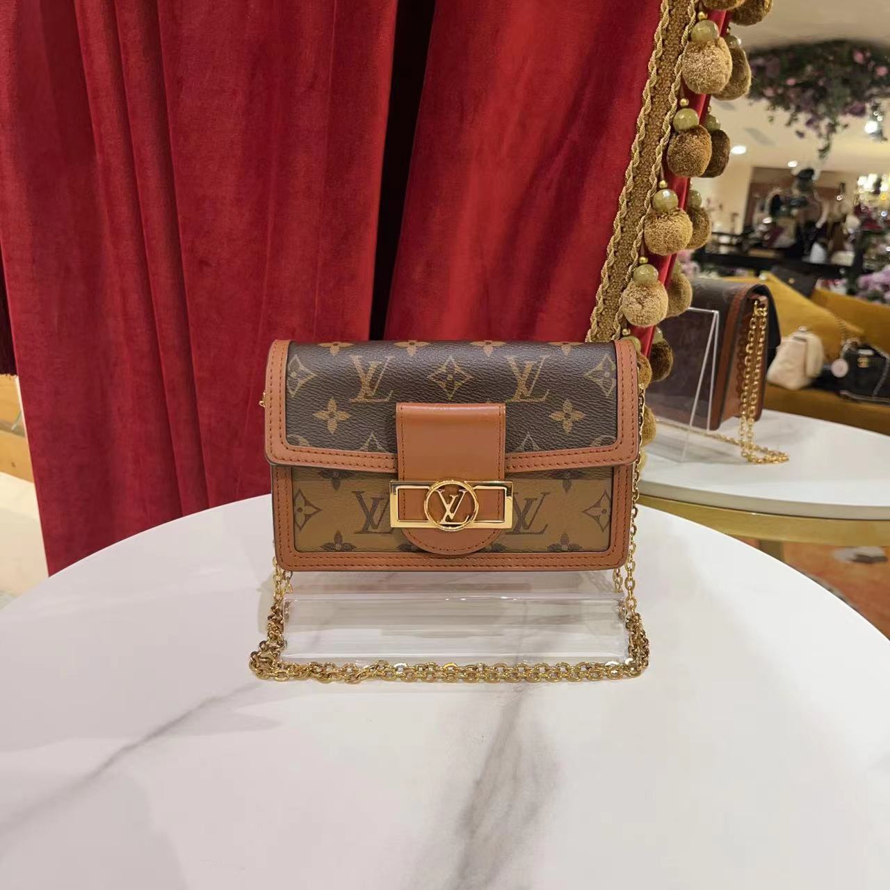 95新 LV GGS萌萌丨达芙妮woc老花金扣单肩包芯片款/58859056