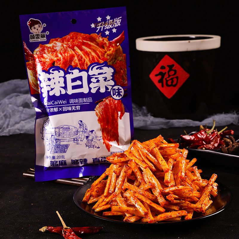 颜雯丽辣白菜调味面制品不到5毛1包辣条儿时8090怀旧麻辣解馋校园