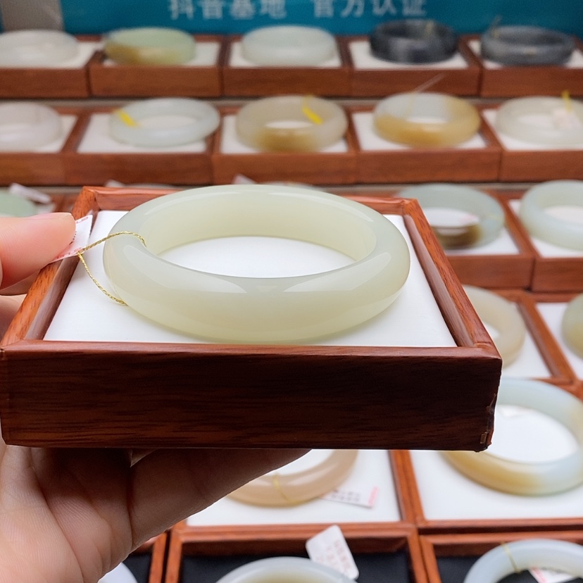 【闪购商品】和田玉手镯未镶嵌北****y54.6