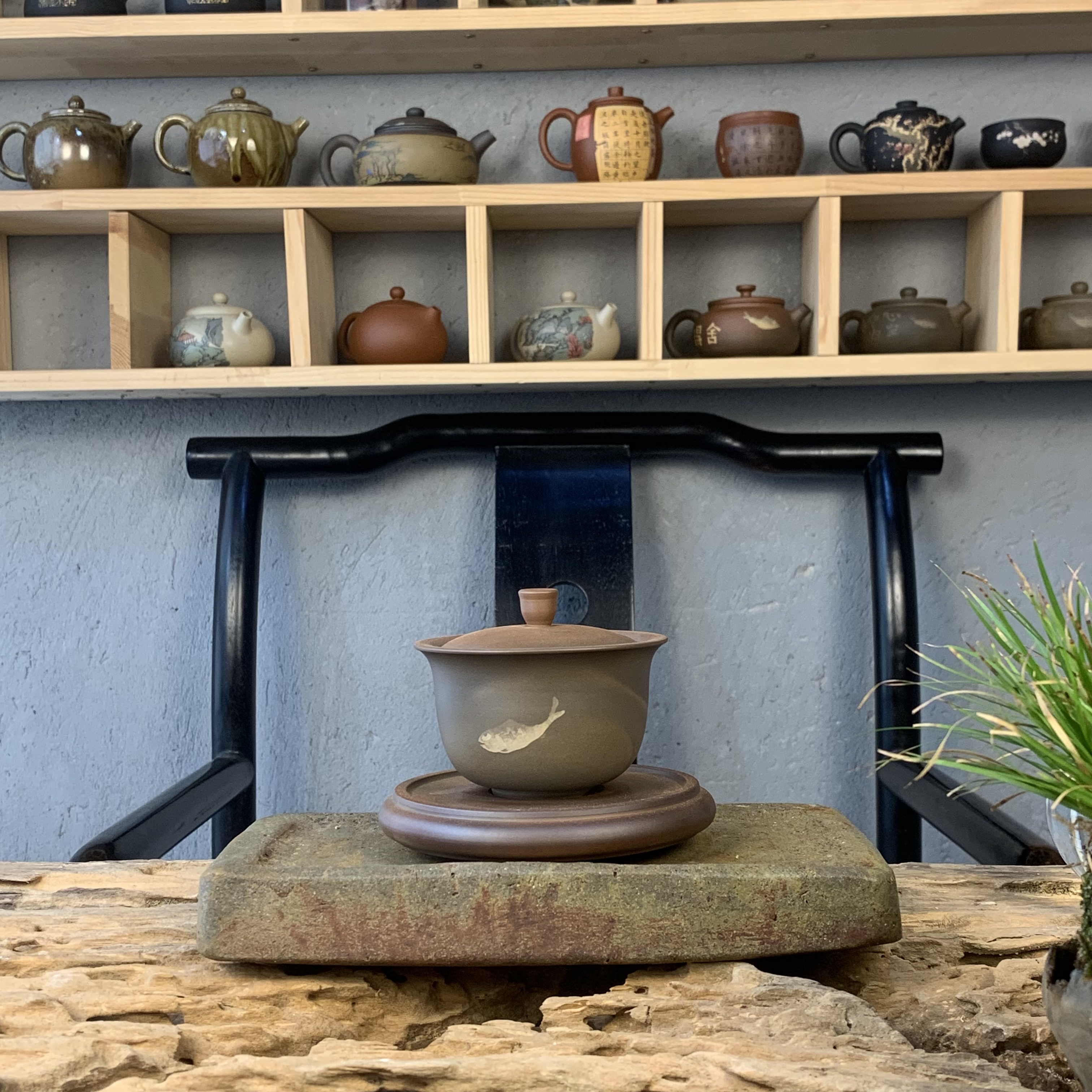 建水紫陶盖碗小鱼刻填装饰