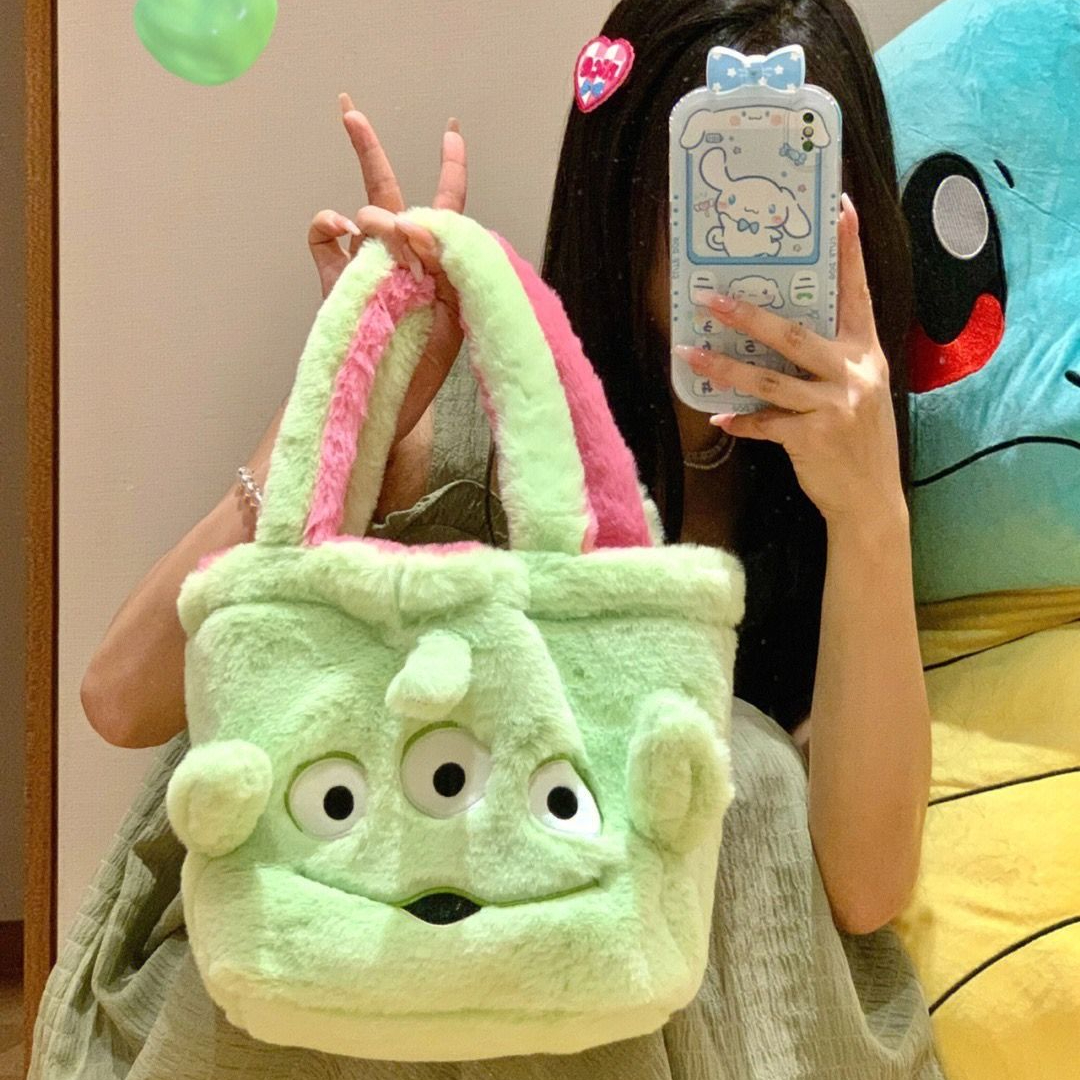 2024新款三眼仔草莓熊包包毛毛包女生双面毛绒手提包奇奇蒂蒂
