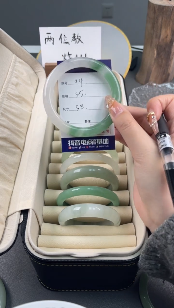 【闪购商品】石英质玉手镯未镶嵌天山翠