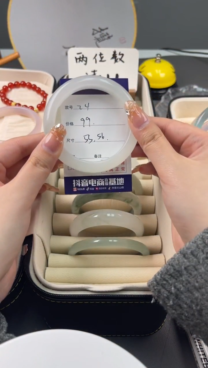 【闪购商品】石英质玉手镯未镶嵌天山翠