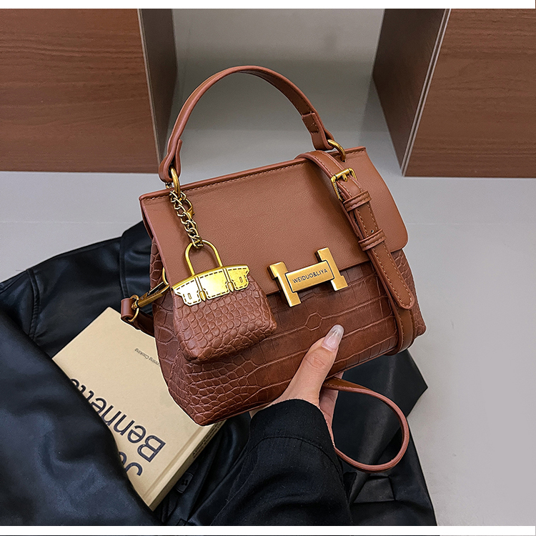 新款高级感简约单肩包质感休闲包包  9816棕色