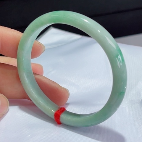 翡翠手镯未镶嵌贵妃椭圆52(微瑕色线)