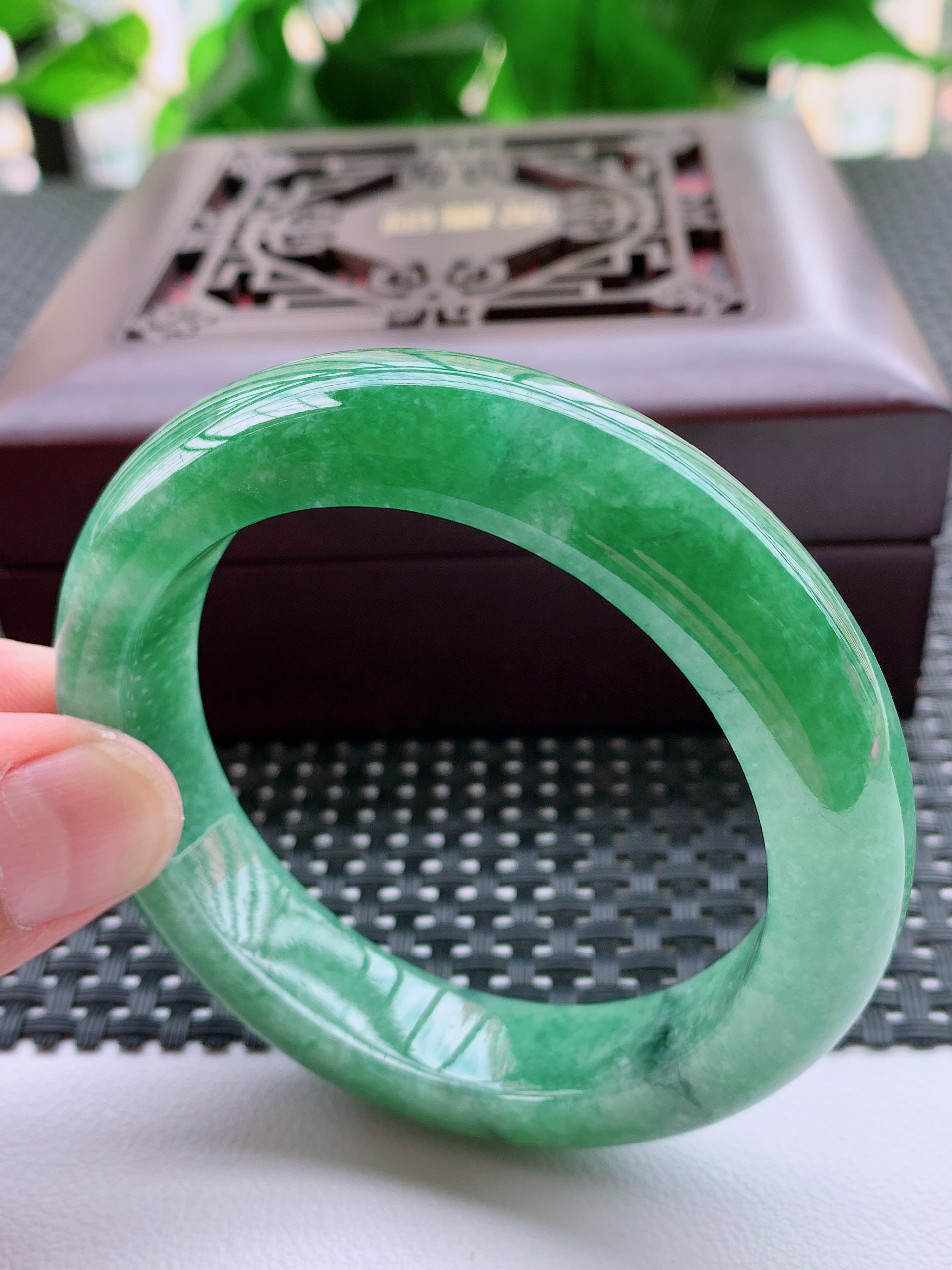 圈口52-53mm 缅甸天然翡翠Ａ货满绿正装手镯  61.18g 精美绿色时尚