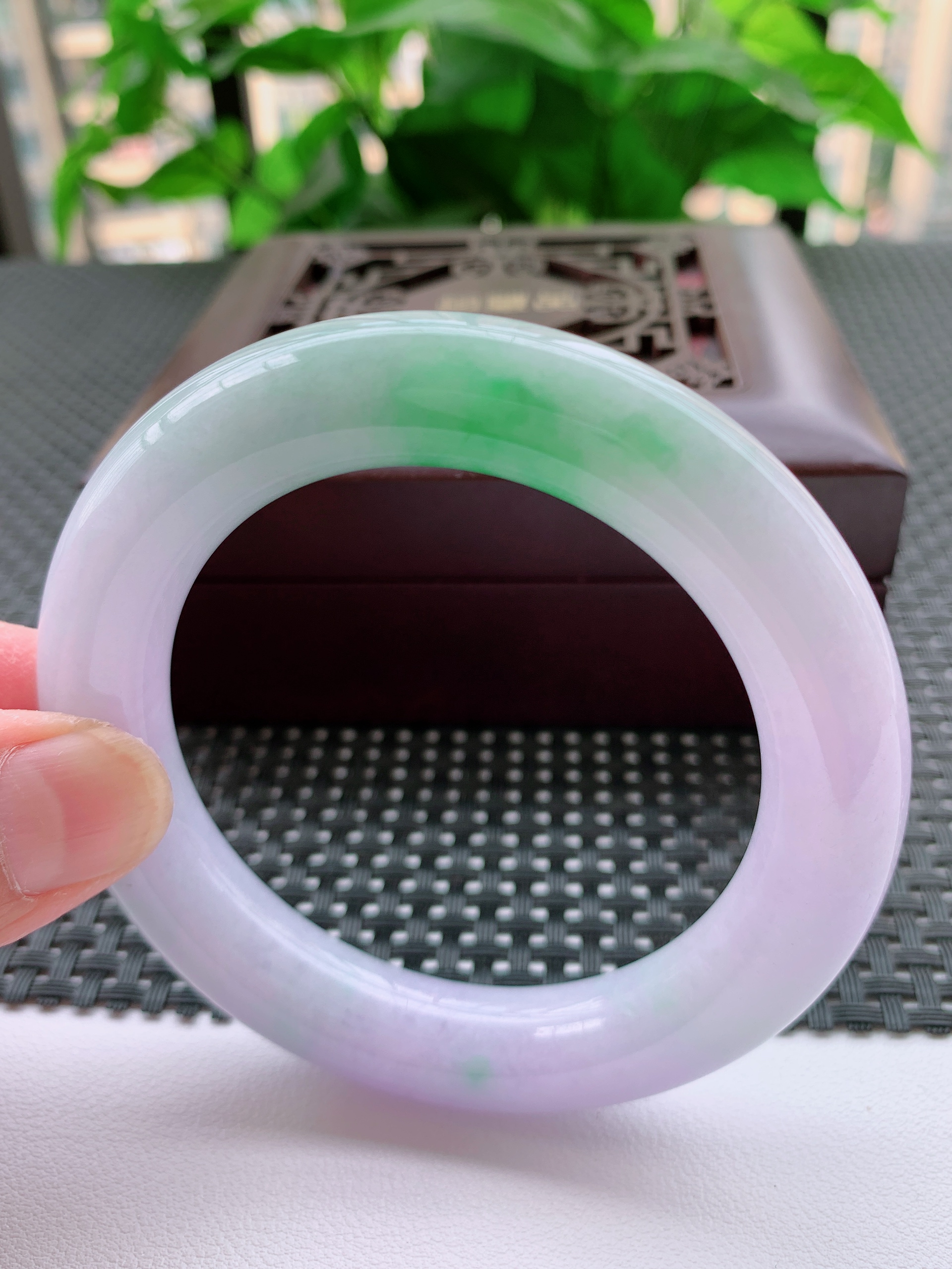 圈口55-56mm 缅甸天然翡翠Ａ货飘阳绿春彩圆条手镯 80.78g女款时尚