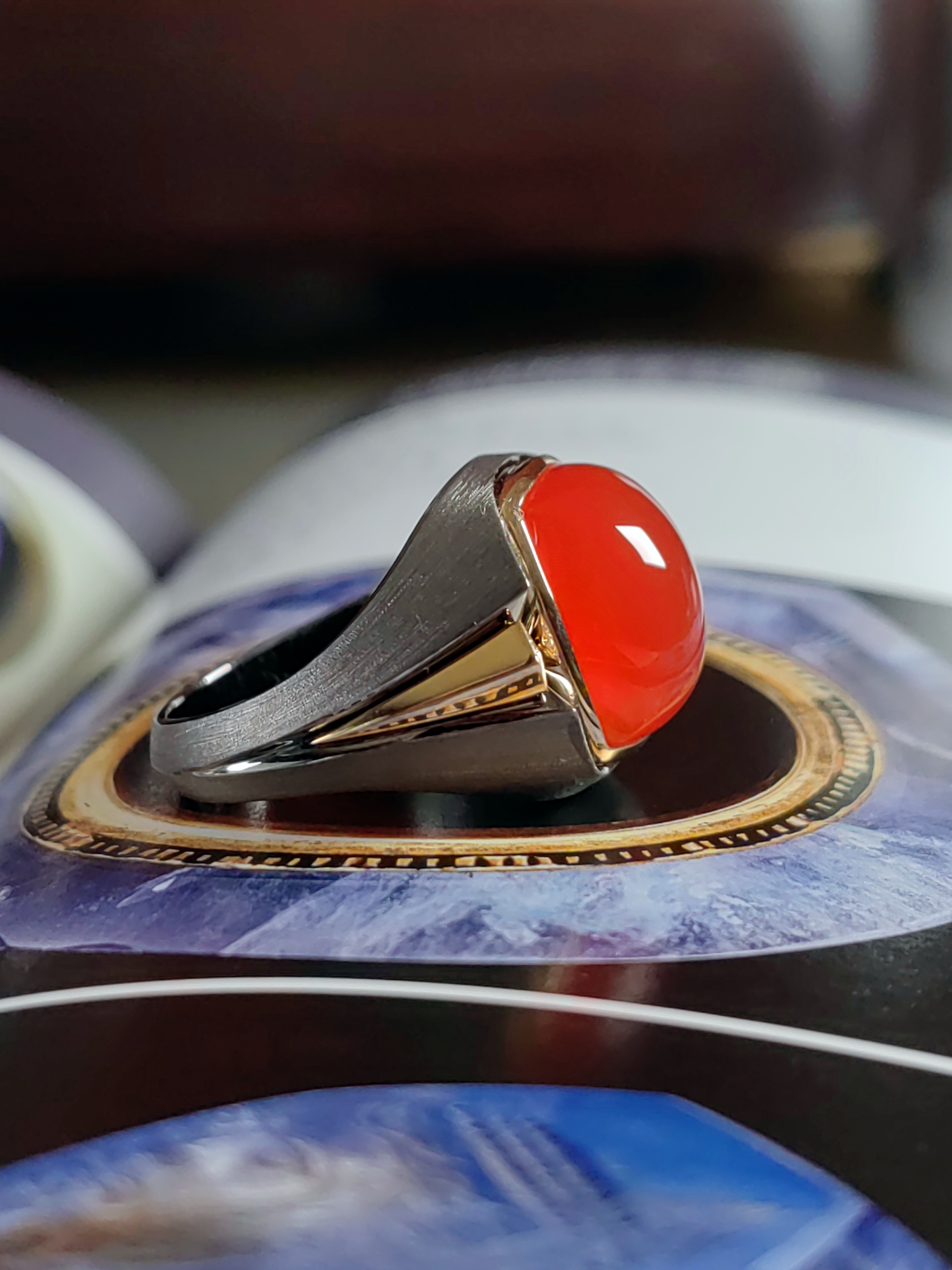 18K金镶嵌伴钻冰红戒指，时尚乌金风格，极致古法拉丝工艺。圈口20#