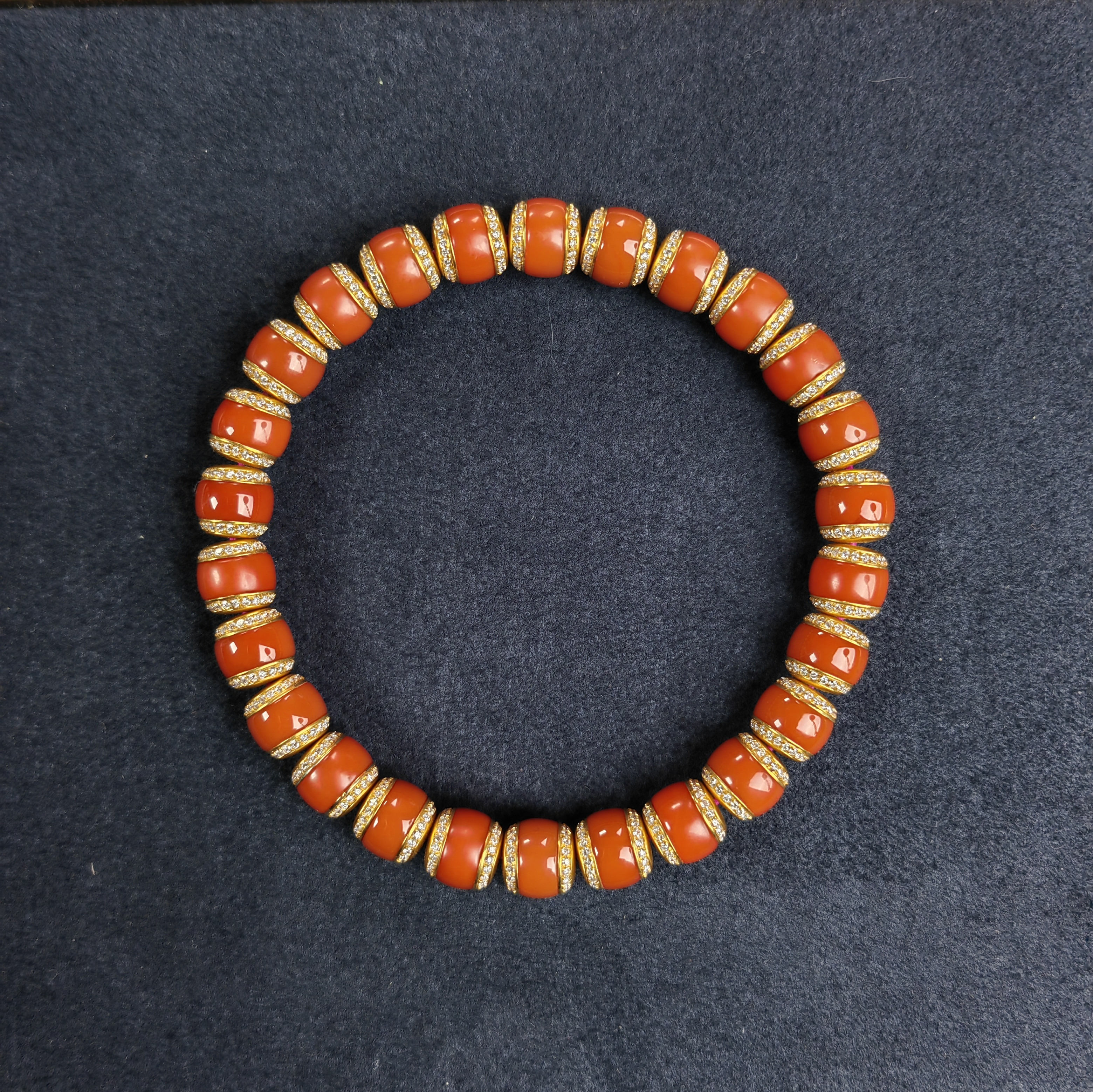 南红金玉满堂手串，天然原矿，颗颗精选，18K金伴钻镶嵌。直径7.5mm。