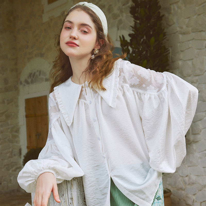 两三事比肩云彩2.0欧若风 时尚百搭打底翻领设计感甜美白色入镜