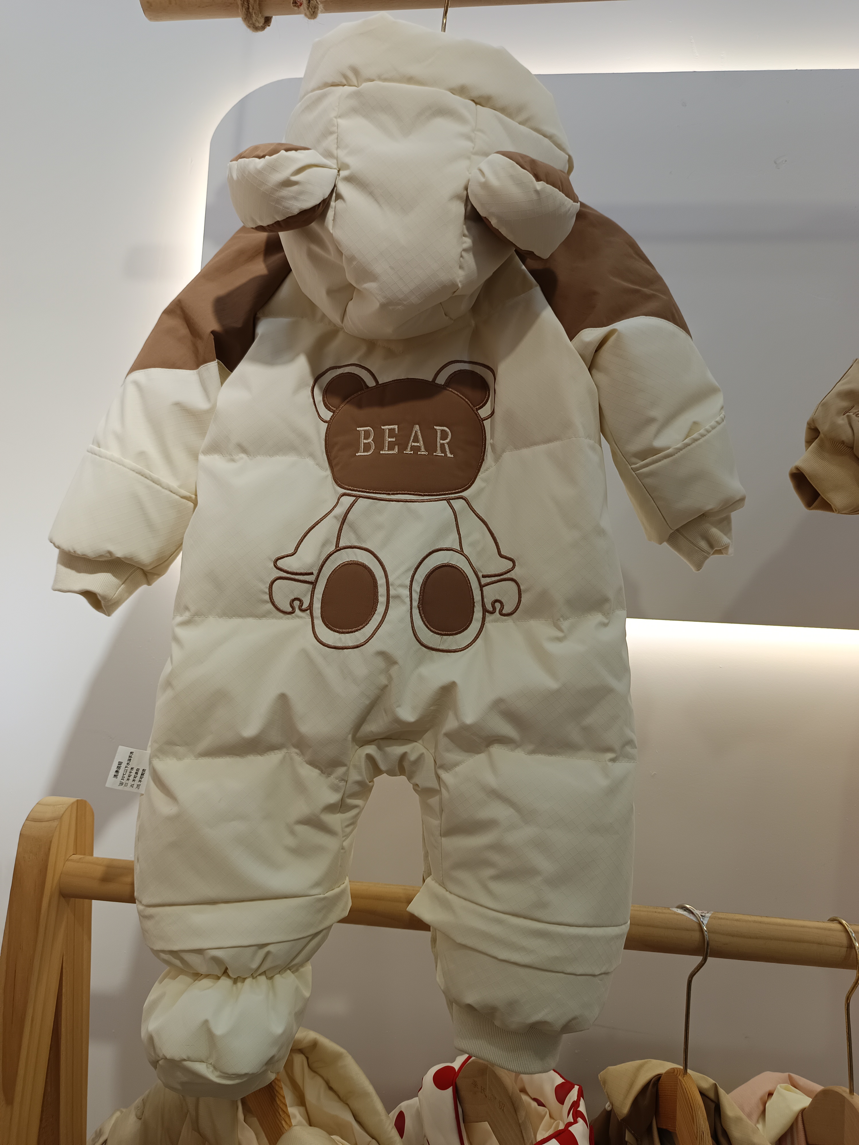 刺绣小小熊婴儿连体羽绒服加厚保暖！脚套可拆卸了帽子脚套可拆卸