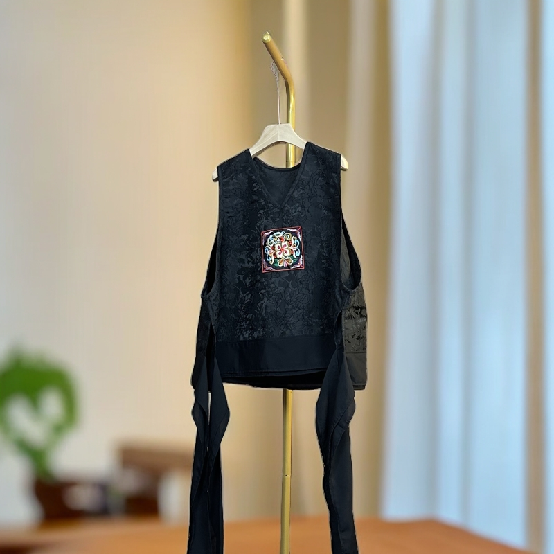 961【潮妈家】大码宽松国风春游绣片飘带V领无袖个性款黑色马夹