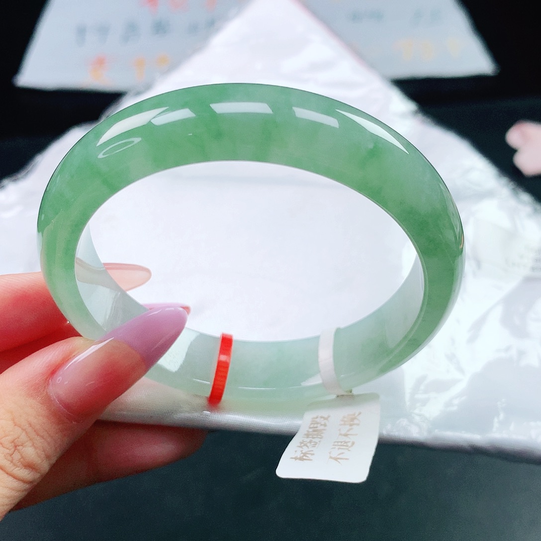 翡翠手镯未镶嵌56圈
