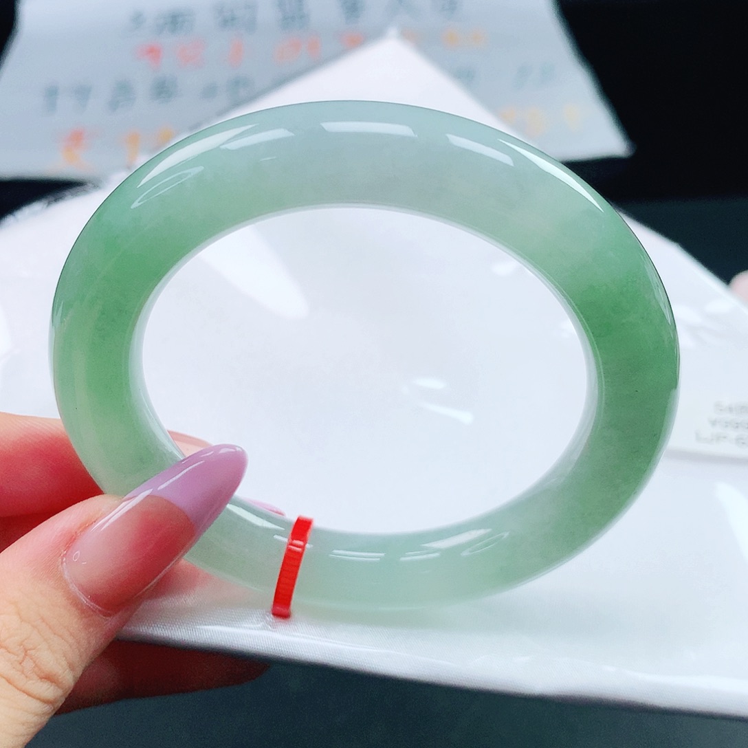 翡翠手镯未镶嵌54圈