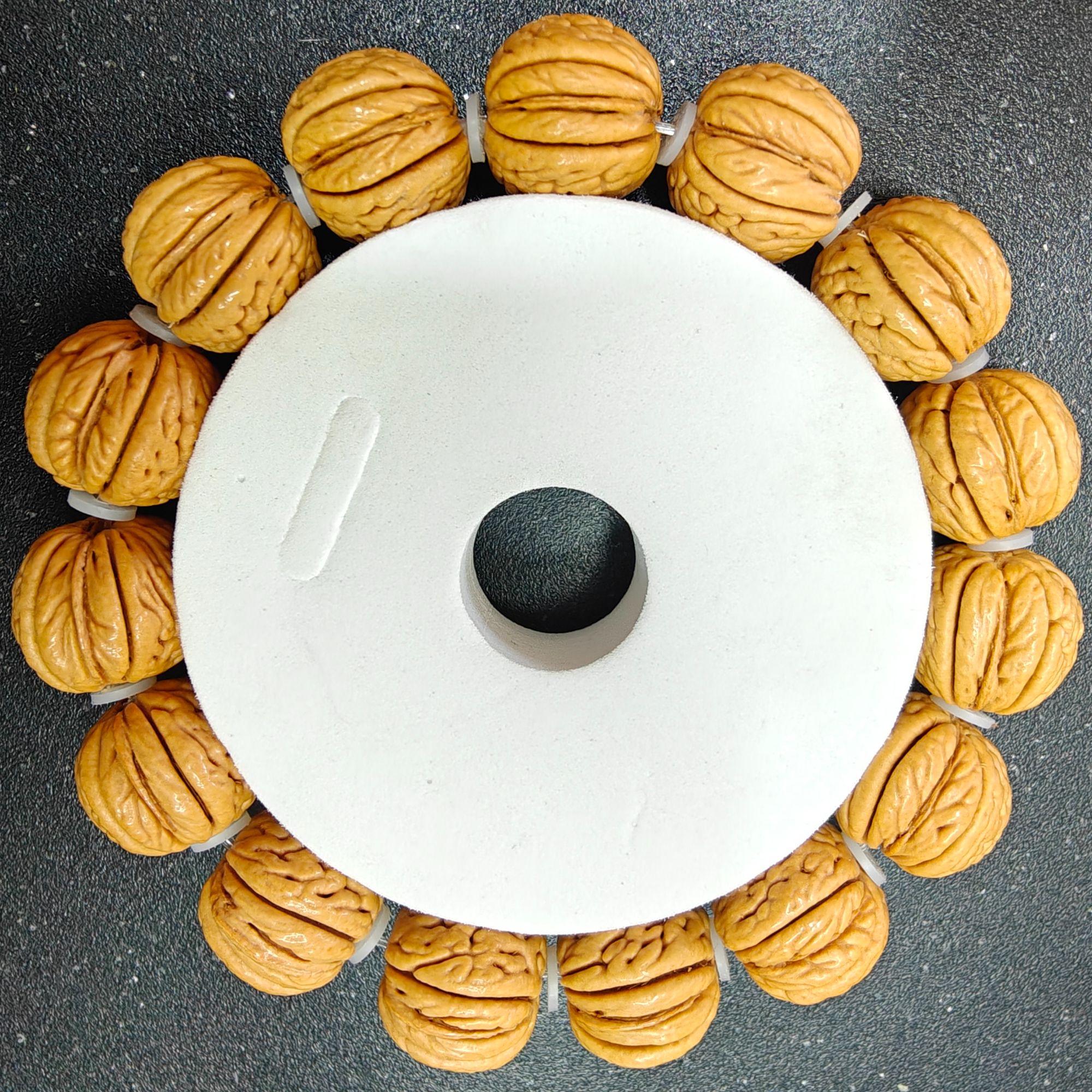 桃核雕刻黄金甲。密度油性嘎嘎好，纹路爆，上手就会变色。