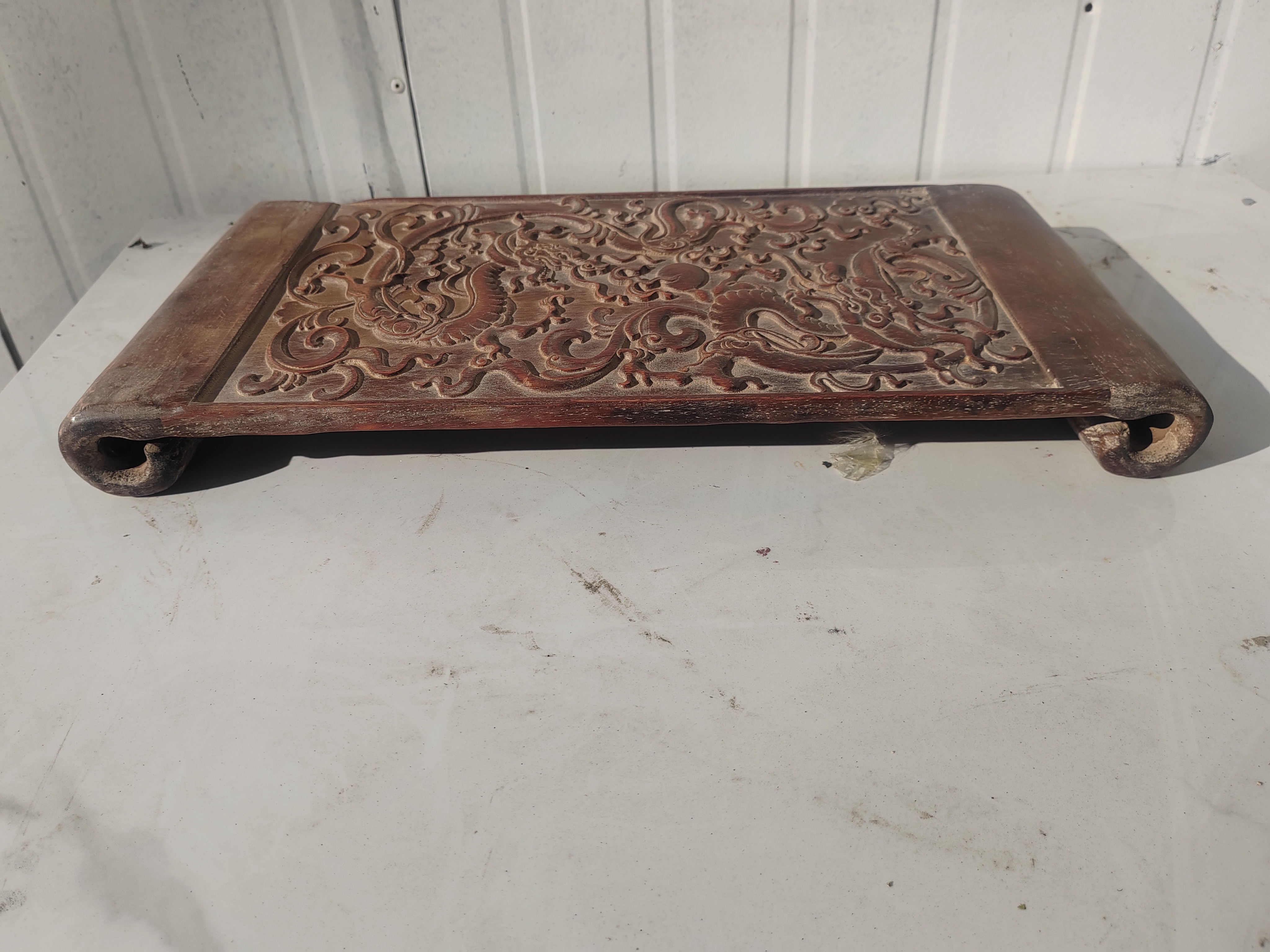 黄花梨茶台浮雕工艺品，雕工二龙戏珠，有喜欢的话联系雕刻精美手工