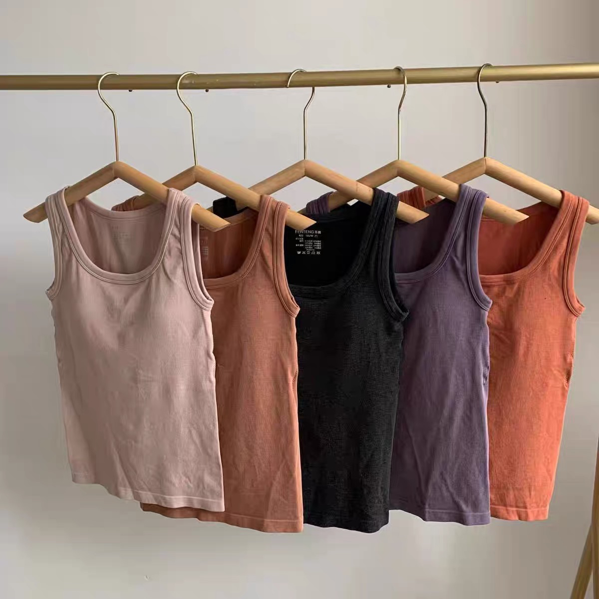 纯色带胸垫打底内衣