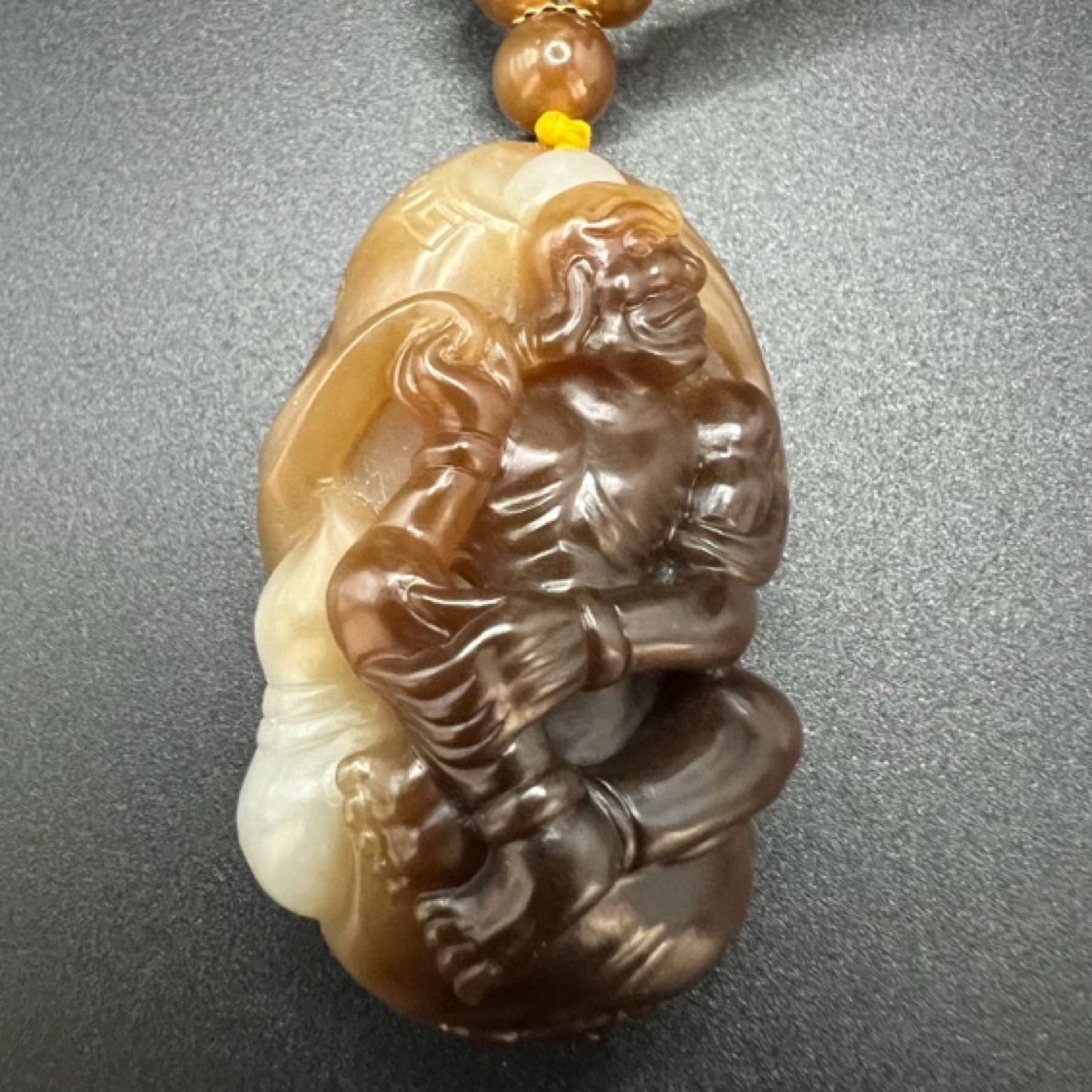 新疆且末金山糖白降龙罗汉挂件