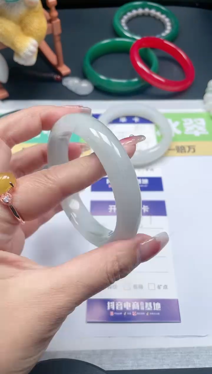 【闪购商品】石英质玉手镯未镶嵌081/60（表面不平）