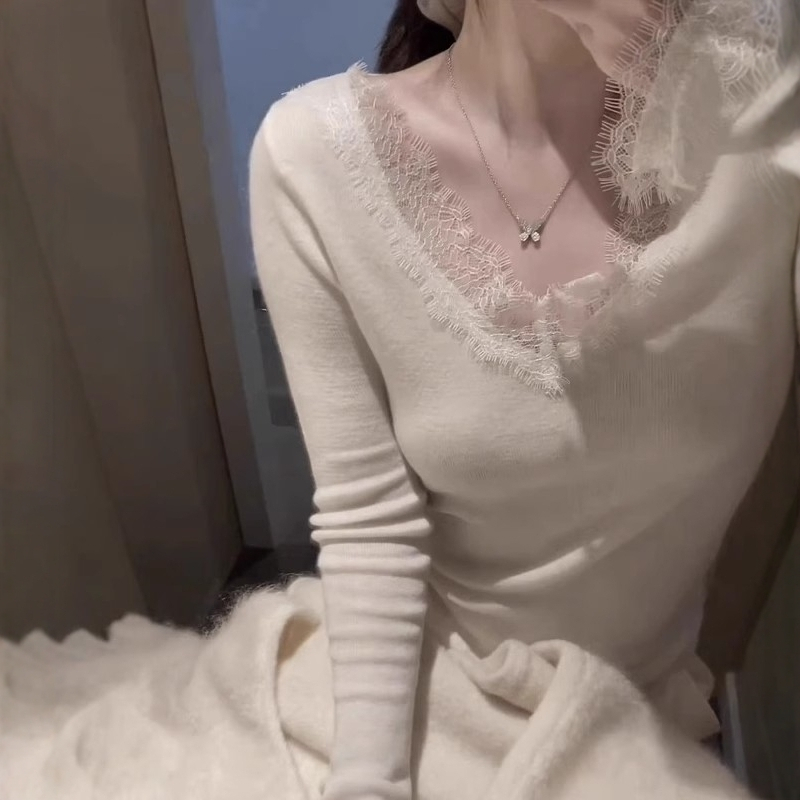 奶呼呼软糯白色蕾丝v领针织打底衫女秋冬氛围感修身毛衣内搭上衣