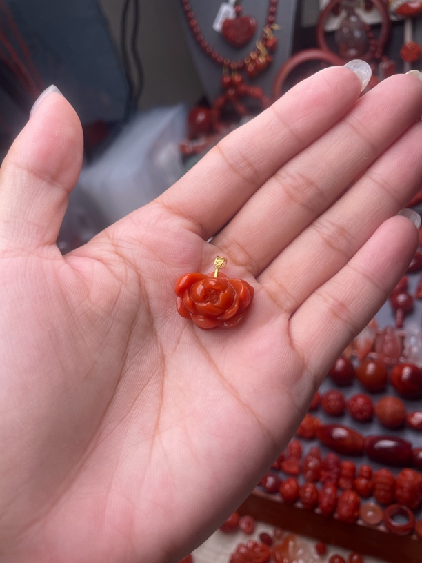 精工雕刻立体莲花吊坠，18K金扣头