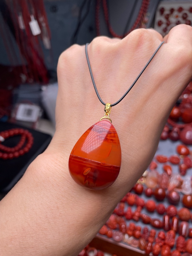 南红川料火焰纹水滴吊坠，阶梯式纹路特别，干净无杂裂双面可戴饱满